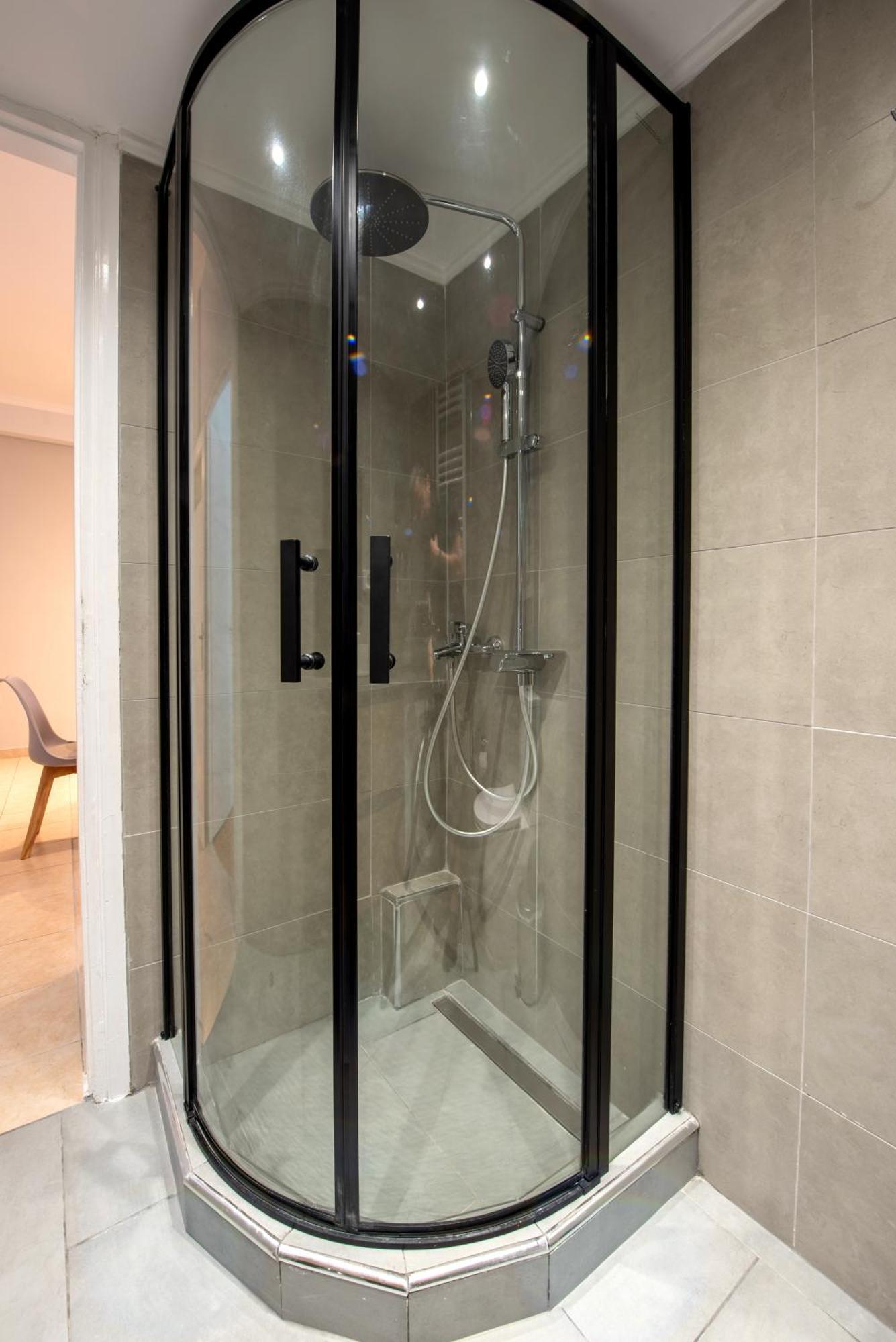 Spacious And Modern One Bedroom